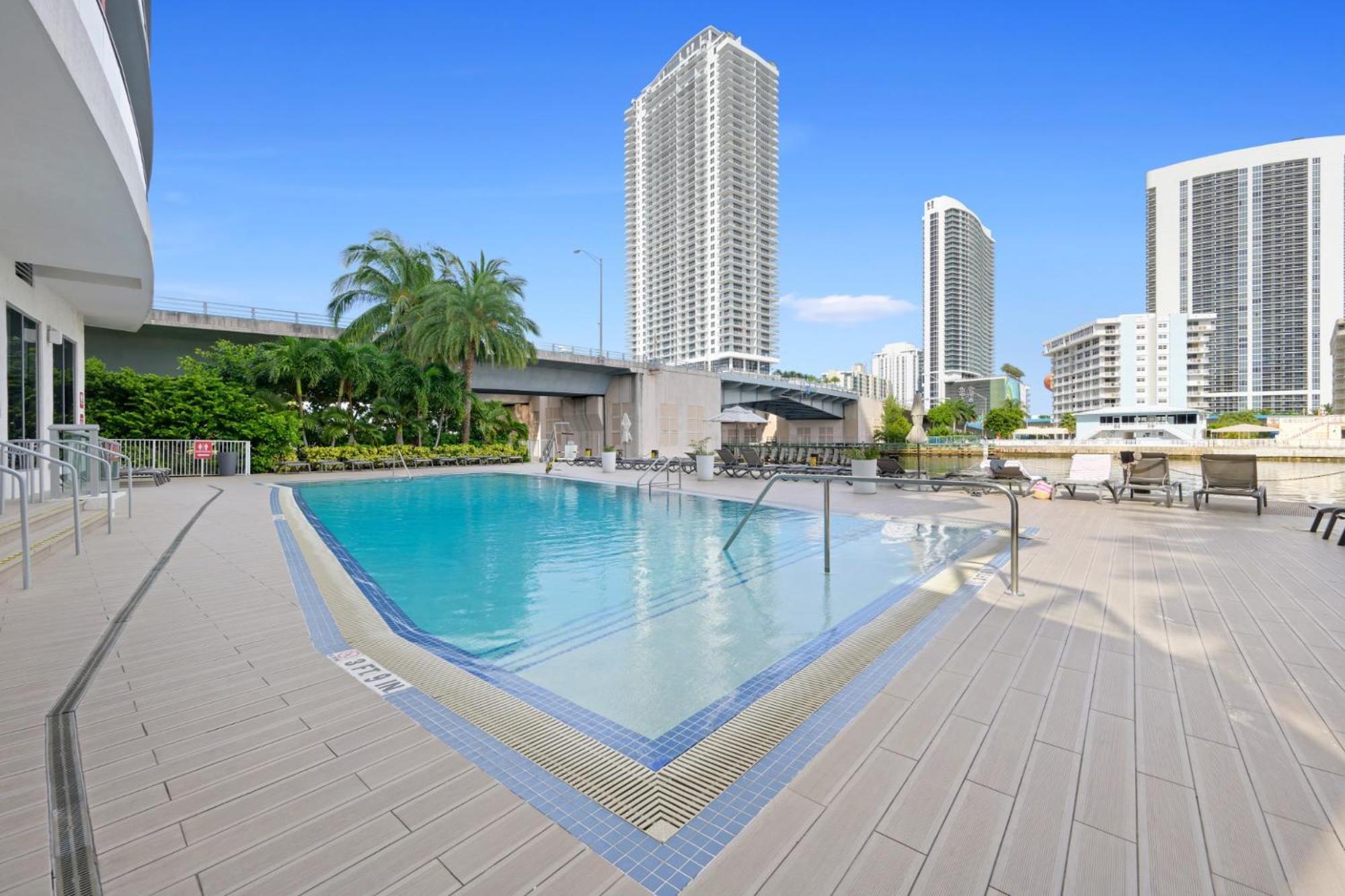 Hallandale Sky Water View Plaja Hallandale Exterior foto