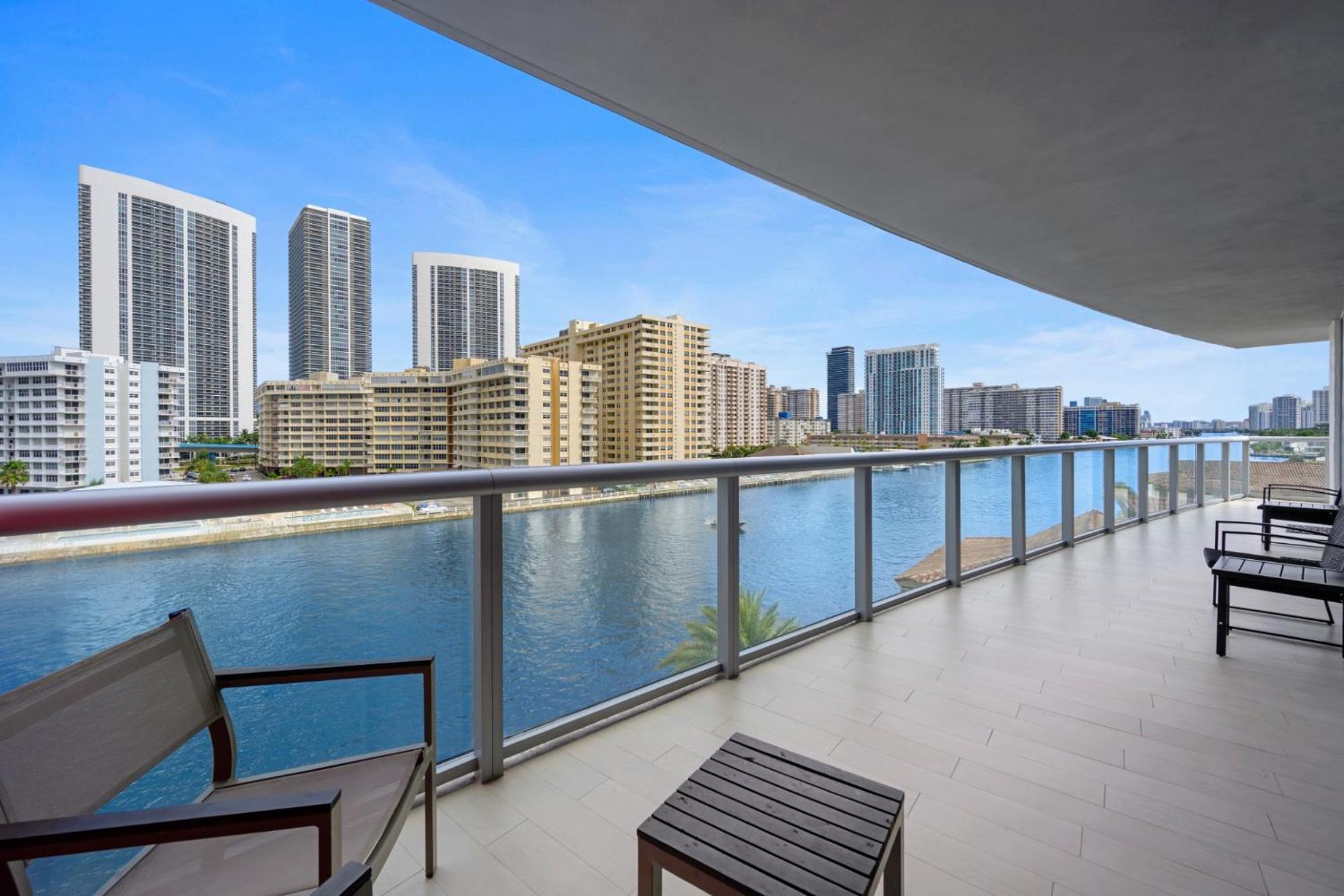 Hallandale Sky Water View Plaja Hallandale Exterior foto