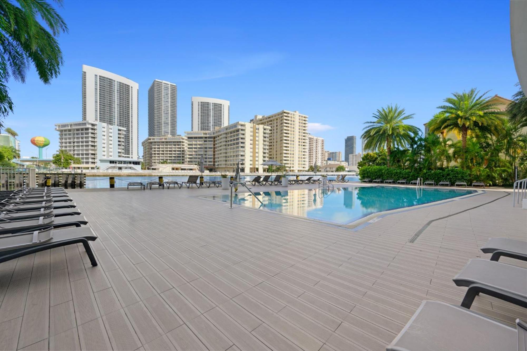 Hallandale Sky Water View Plaja Hallandale Exterior foto